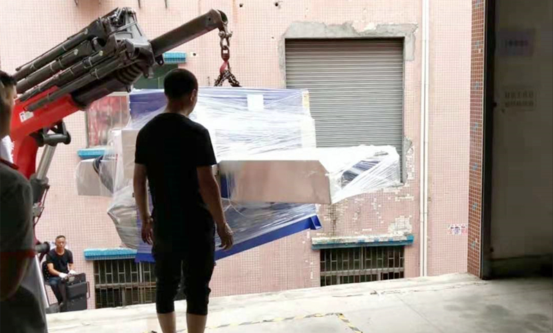 璟(jǐng)源吸塑再添新成員-全自動雙工位衝(chōng)床機 璟源吸塑再添新成員-全自動雙工位衝床機(jī)